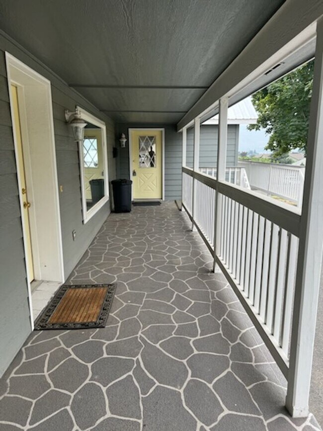 Building Photo - Spacious 2 bed/1 bath with Water/Sewer/Ele...