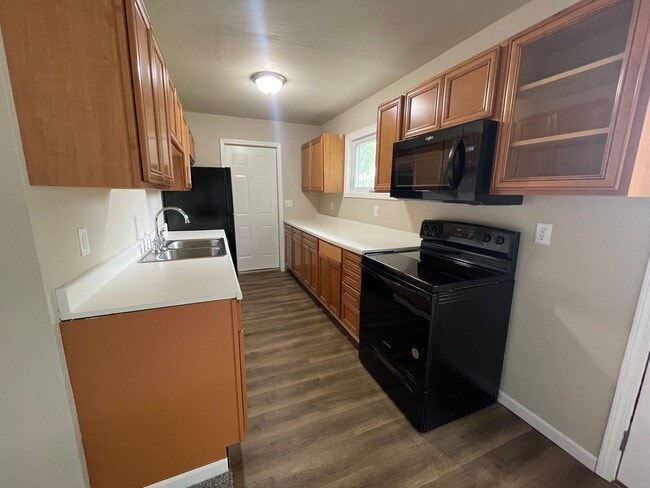Building Photo - 3 Bedroom Fully Remodeled Marshalltown