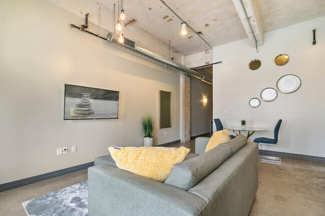 Building Photo - 500 S Ervay St