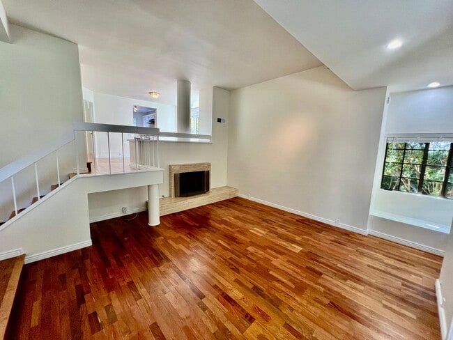 Building Photo - Charming 3 bedroom, 2.5 bathroom townhouse...