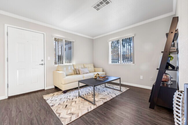 Vista a la puerta principal y a la sala de estar. - LAUREL GLEN