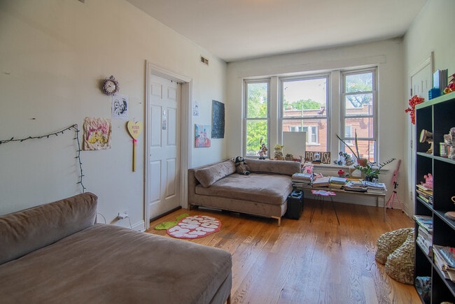 Building Photo - 3025 W Diversey Ave