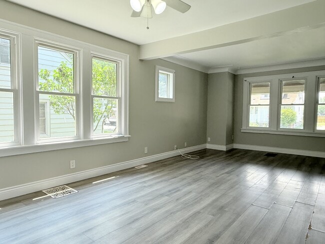 Building Photo - 1658 Marentette Ave