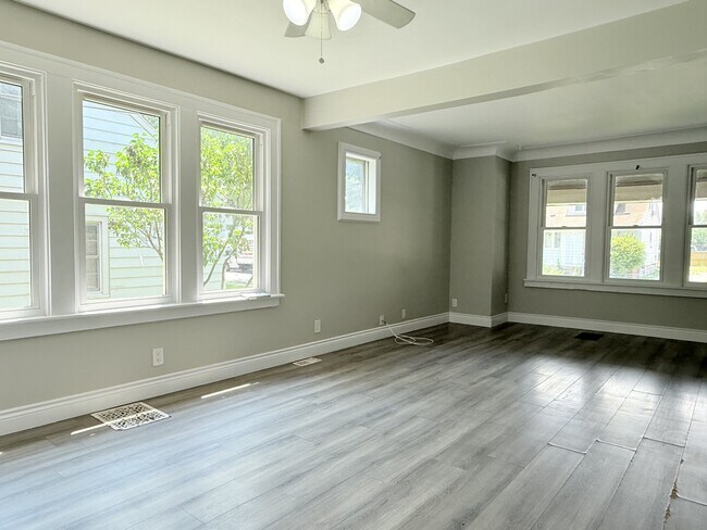 Building Photo - 1658 Marentette Ave