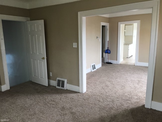 Building Photo - 2 br, 1 bath Duplex - 2049 Sharon St