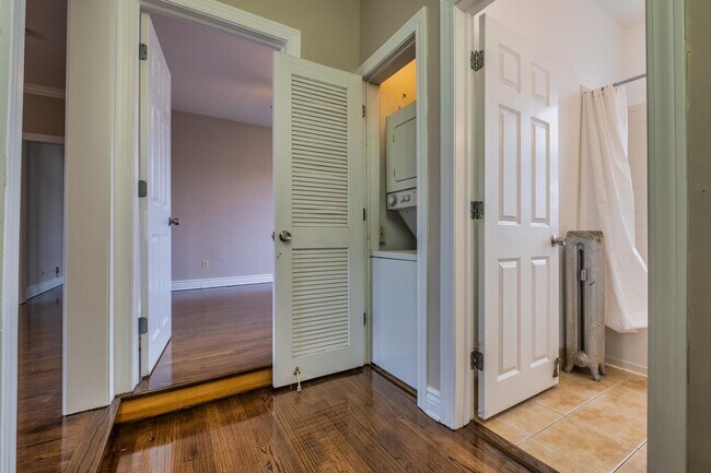 Foto del edificio - 2448 W Addison St