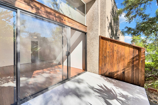 Foto del edificio - 2717 Griffith Park Blvd