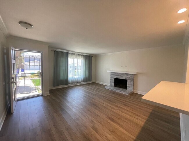 Foto del edificio - Upgraded 3 Bed, 2 Bath with large family room!