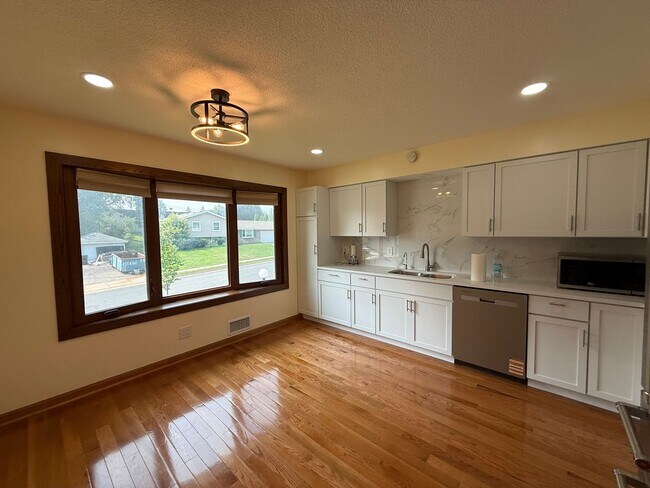 Building Photo - Modern 4 bed 2 Bath Split Level Single Fam...