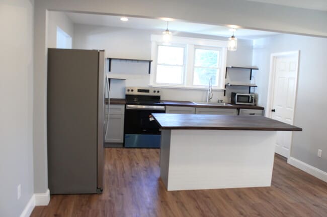 Building Photo - 115 N Central Ave