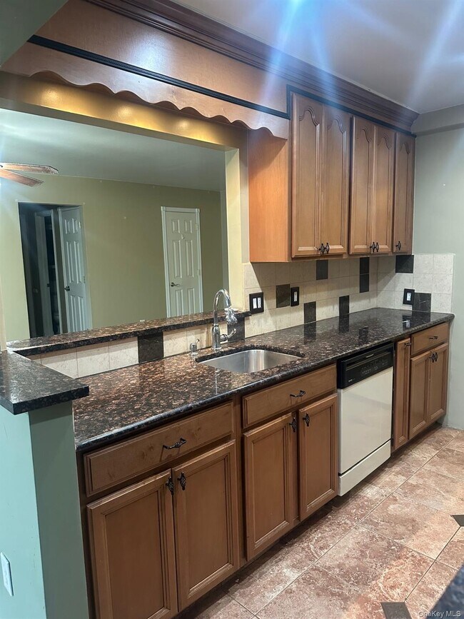 Building Photo - 10 Skyline Dr