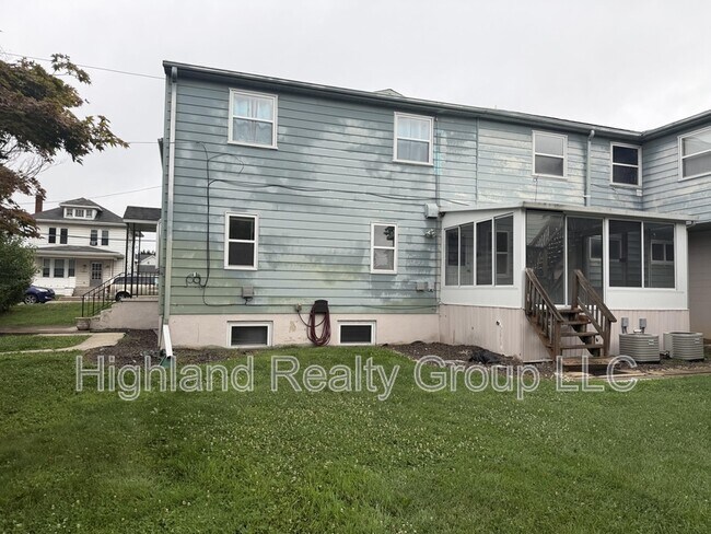 Building Photo - 1082 Chambers St