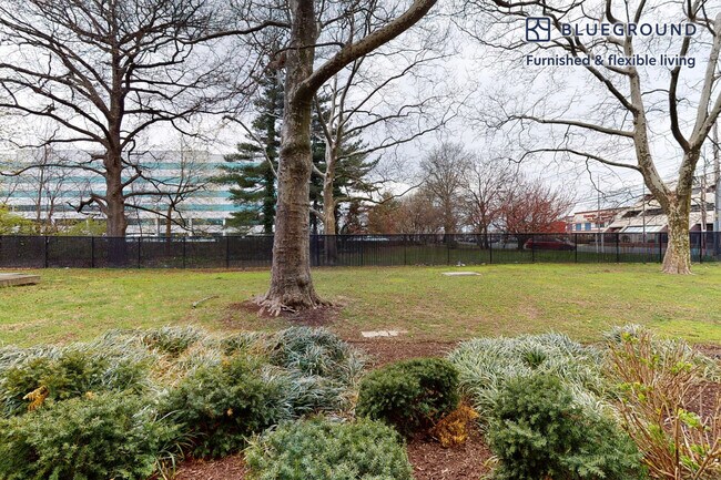 Foto del edificio - 998 Stewart Ave