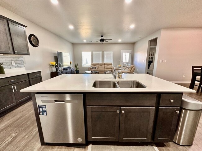 Foto del edificio - Modern 4-Bed, 3-Bath Home Built in 2023 – Spacious, Open Layout Near Lake