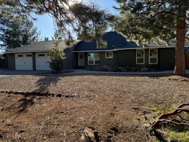 Building Photo - Move in special 1/2 off first month rent -...