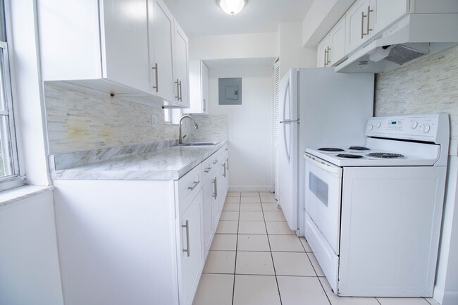 Kitchen - Sun Harbour Apartments