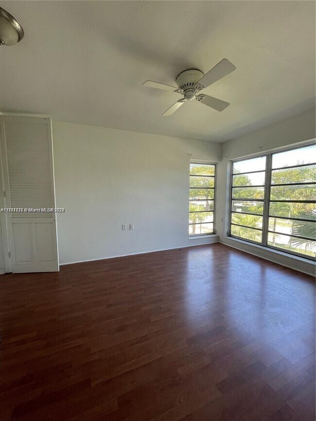 Foto del edificio - 1600 NE 114th St