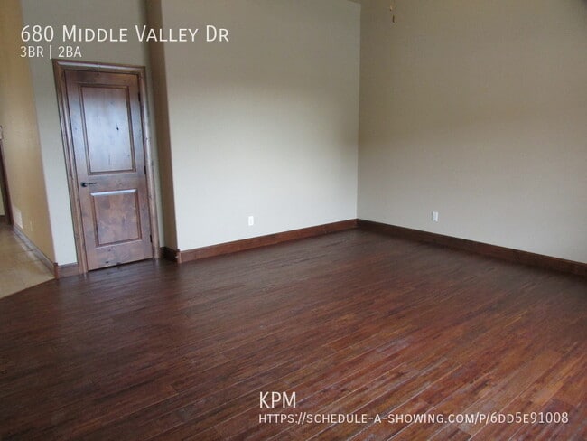 Foto del edificio - 680 Middle Valley Dr
