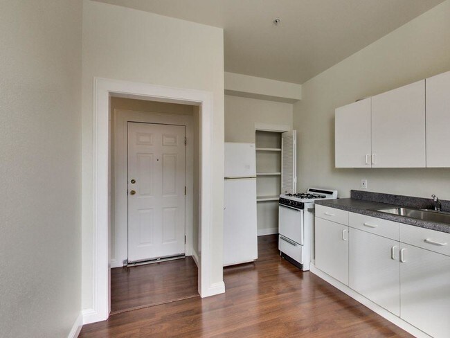 Building Photo - 135 8th St