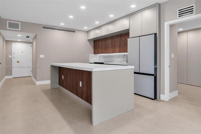 Foto del edificio - 5255 Collins Ave