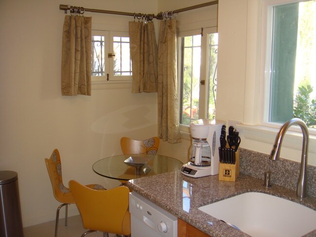 Building Photo - 2172 Vista Del Mar Ave