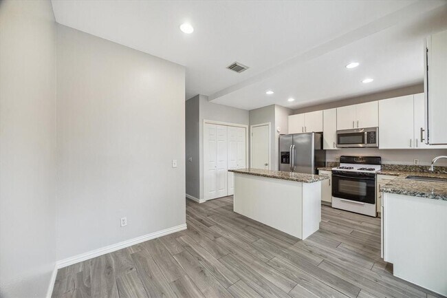 Foto del edificio - 2930 Grants Lake Blvd