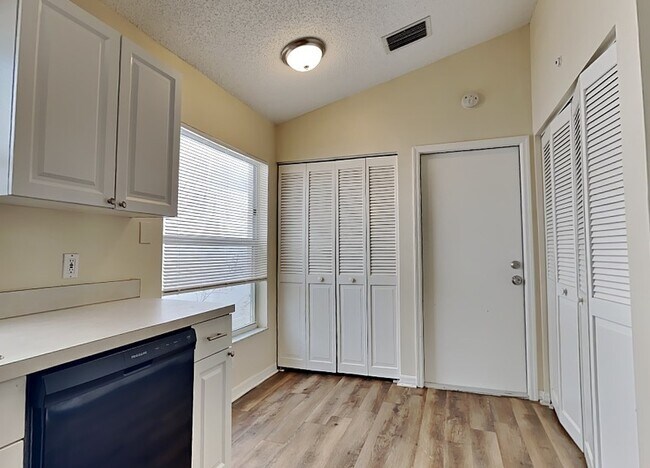 Building Photo - 9742 Fox Hollow Rd