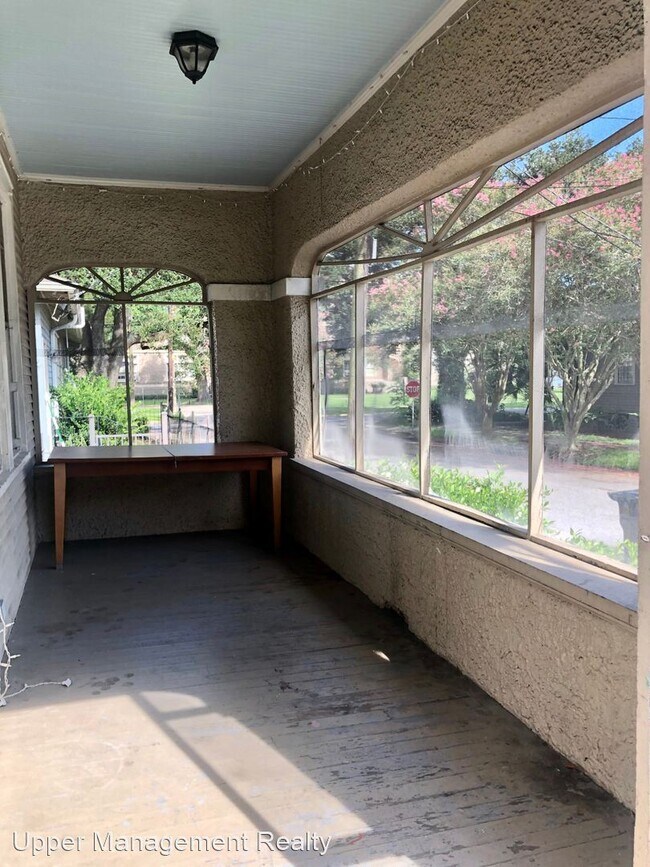 Building Photo - 2 br, 1 bath Apartment - 6109-6111 Delord ...