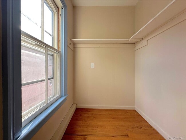 Foto del edificio - 240 Grand St