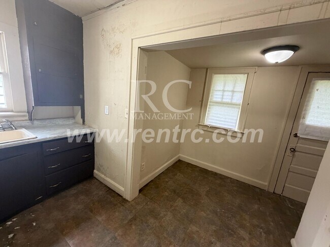 Building Photo - 625.5 Commercial-