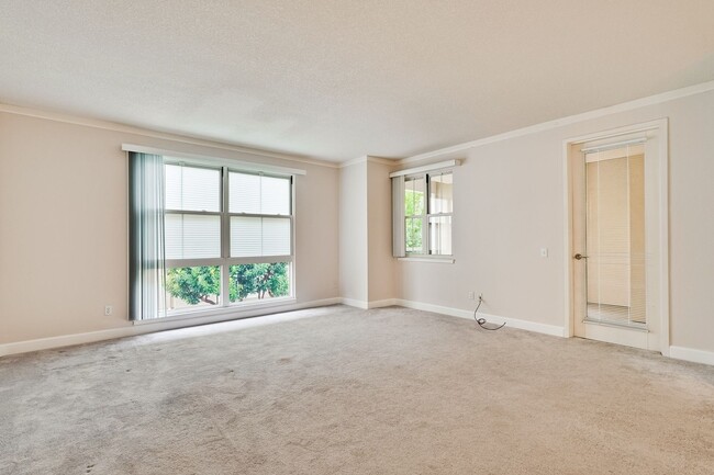 Building Photo - Welcome to this spacious 1,578 sqft 3 bed,...