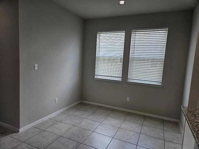 Building Photo - 210 Four Star Dr