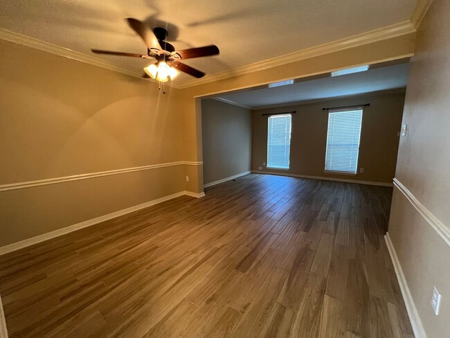 Building Photo - BEAUTIFUL TOWNHOME WITH COMMUNITY POOL AND...