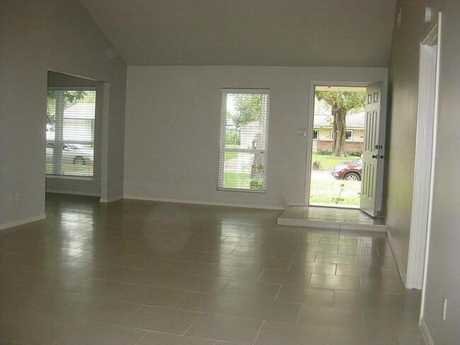 Building Photo - 1907 Sedgie Dr