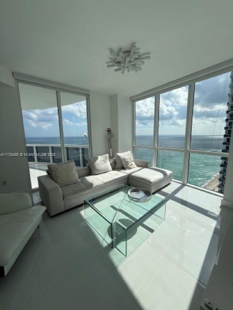 Foto principal - 18201 Collins Ave