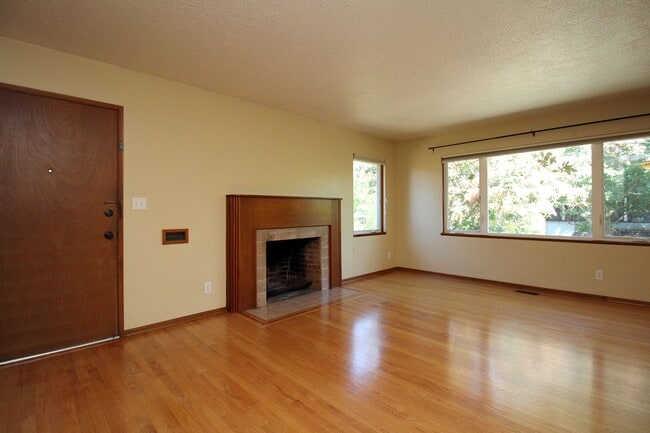 Building Photo - 4118-4118 SE Yamhill St
