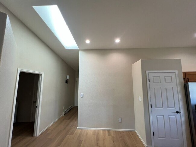 Building Photo - 5 Burgundy Ct