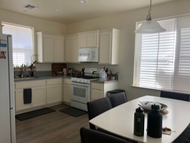 Foto del edificio - 4443 Silver Cedar Ln