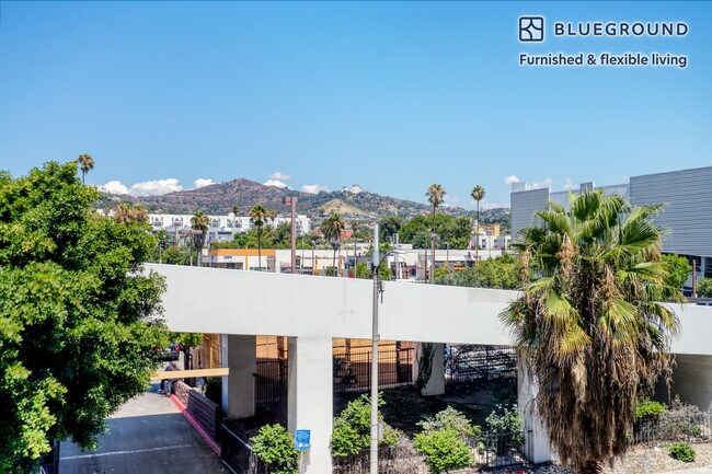 Building Photo - 5620 De Longpre Ave