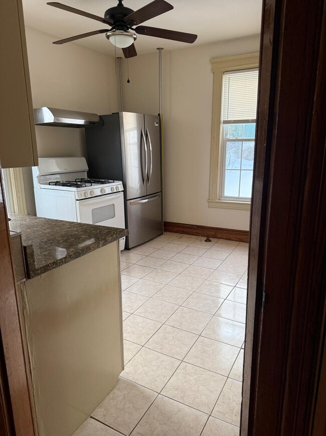 Building Photo - 119 Bremond St