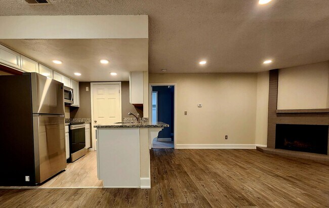 Foto del edificio - Beautiful Ground Floor 2 Bed 2 Bath Condo!...