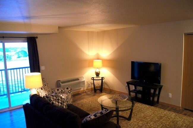 Building Photo - 2 Bedroom Condo!