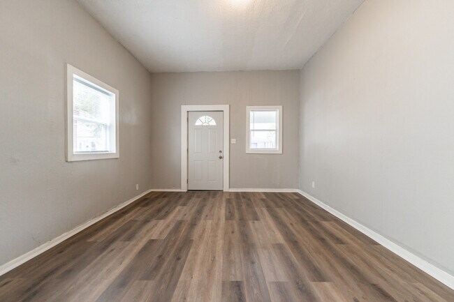 Building Photo - 2425 N Kenwood Ave