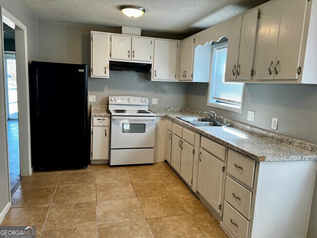 Building Photo - 10 Crestwood Cir