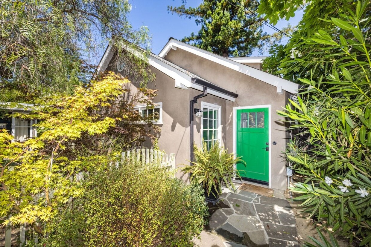 6 Year "Young" Cottage w/ AC & Private Yard! - 5 Year "Young" Cottage w/ AC & Private Yard!