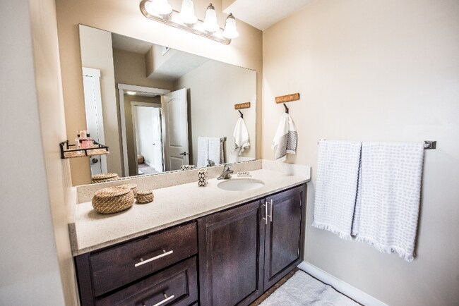 Foto del edificio - 1837 N Berra Blvd