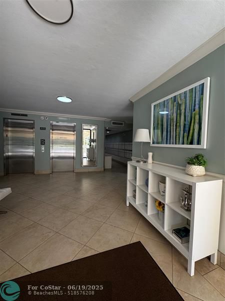 Building Photo - 3200 N Palm Aire Dr