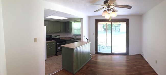 Building Photo - 3 Bedroom Townhouse with Off Street Parking