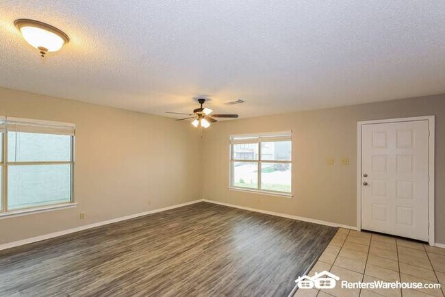 Foto del edificio - $500 off 2nd months rent. Two Story 4 bedr...
