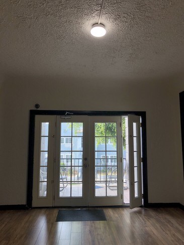 Building Photo - 402 N Soto St